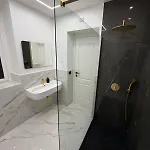 ゲストハウス Four Luxury