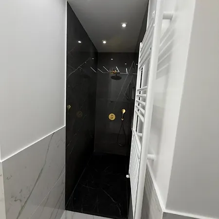 招待所 Four Luxury 3*
