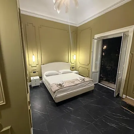 招待所 Four Luxury