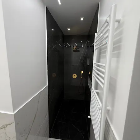 招待所 Four Luxury 3*