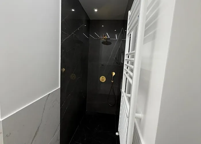 게스트하우스 Four Luxury 3*